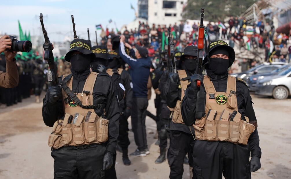Los combatientes de Hamas están desplegados en el centro de la ciudad de Gaza antes de la liberación prevista de cuatro rehenes israelíes que serán entregadas a la Cruz Roja en la ciudad de Gaza el sábado 25 de enero de 2025. Foto: AP