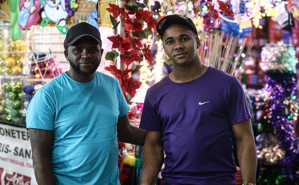 Dairon, de Cuba, y Francis,de República Dominicana, son dos migrantes que trabajan en el Mercado Nezahualcoyotl. Foto: Gabriel Pano El Universal