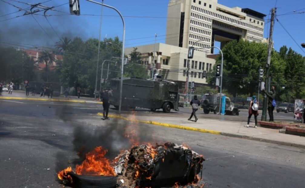 Evacúan el Congreso de Chile por disturbios en los alrededores del lugar