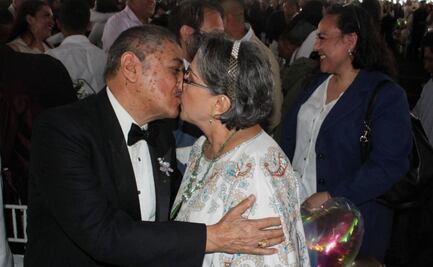Entre besos y llanto, 600 parejas se dan el "sí" en Atizapán de Zaragoza, Edomex; "estamos felices por dar este paso", expresan