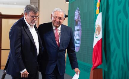 Así fue el último abrazo de AMLO y Julio Scherer en la mañanera tras salir de la Consejería