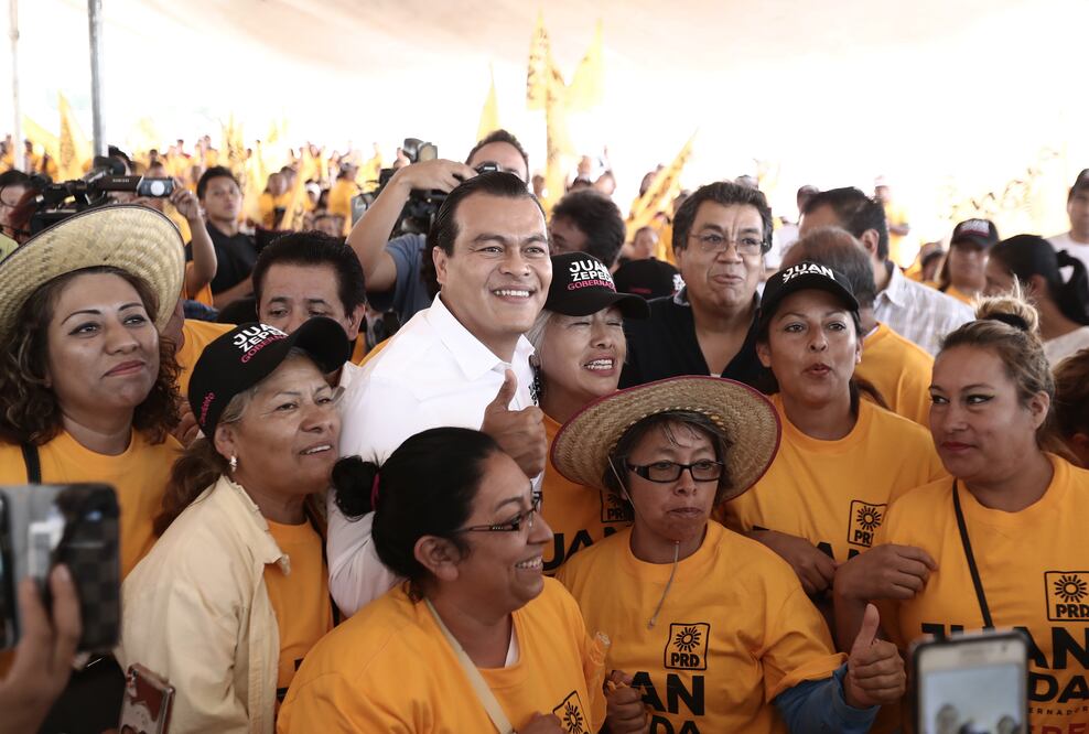 Juan Zepeda, candidato del PRD a la gubernatura del Estado de México, estuvo este lunes en Ciudad Cuauhtémoc (Foto: Alejandro Acosta / EL UNIVERSAL)