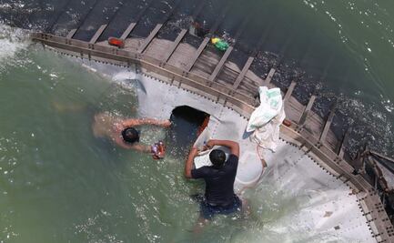 Pobladores se meten al río y hacen rapiña de tráiler volcado en Tabasco; chofer perdió la vida
