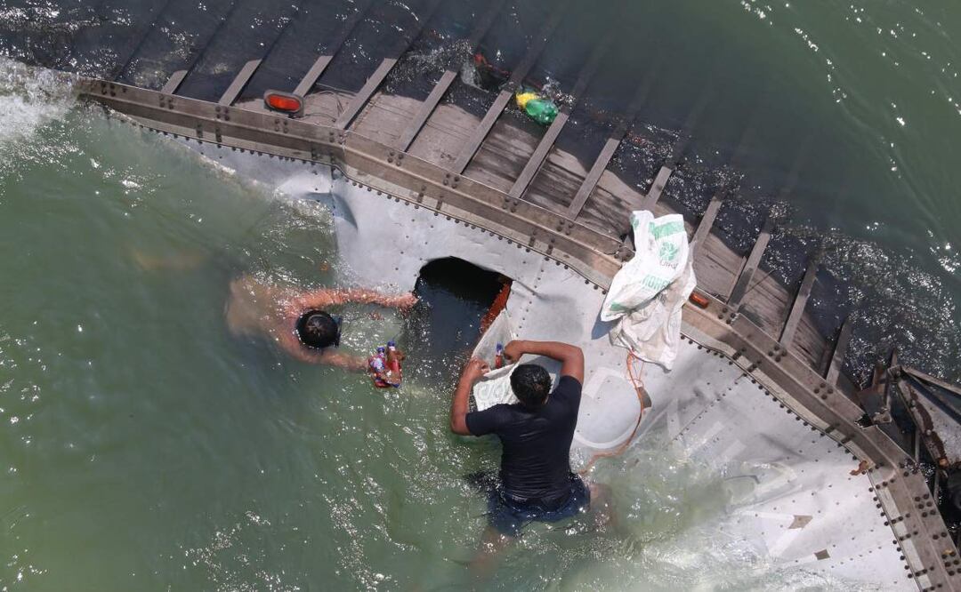 Habitantes de Tabasco rapiñan mercancía por agua tras volcadura de tráiler en un río (01/05/2025). Foto: Luma López / EL UNIVERSAL