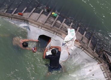 Pobladores se meten al río y hacen rapiña de tráiler volcado en Tabasco; chofer perdió la vida