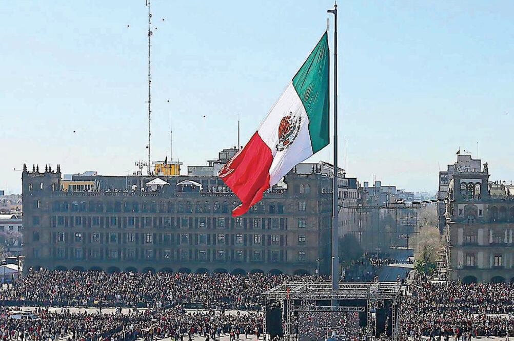 Miles de personas se congregaron ayer en el Zócalo para ver al representante del Vaticano; sin embargo, hubo muchos espacios vacíos (ALESSANDRO DI MEO. EFE)