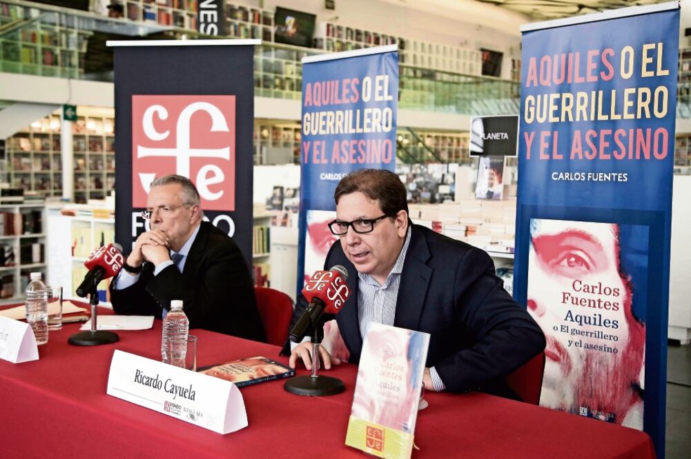 José Carreño Carlón, director General del FCE, y Ricardo Cayuela, director Editorial de Penguin Random House (ALEJANDRA LEYVA. EL UNIVERSAL)