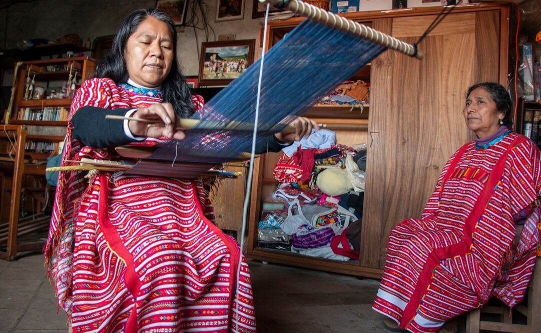 De acuerdo con artistas de la comunidad triqui, su huipil es pilar de su identidad; con él portan iconografías que “vienen desde los abuelos de los abuelos”. Foto: Juana García / EL UNIVERSAL