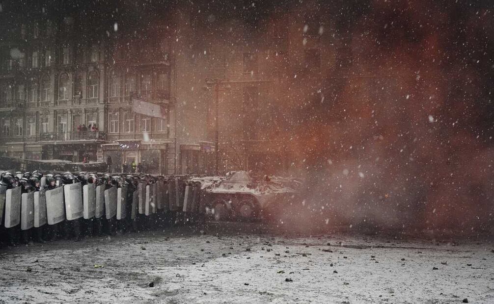 Las fuerzas antidisturbios forman una barrera en la avenida Hrushevskoho, Kiev, Ucrania, el 22 de enero de 2014. El día anterior se habían empezado a producir enfrentamientos violentos entre las unidades antidisturbios y los manifestantes a favor de la UE, lo que dejó un saldo de al menos cuatro personas muertas y cientos de heridos. Fotos: "Crisis de Ucrania" © Guillaume Herbaut, Agence VU’ vía World Press Photo

