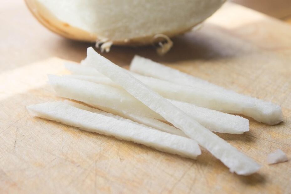 La jícama es un alimento que tiene su temporada de diciembre a junio. Foto: Freepik