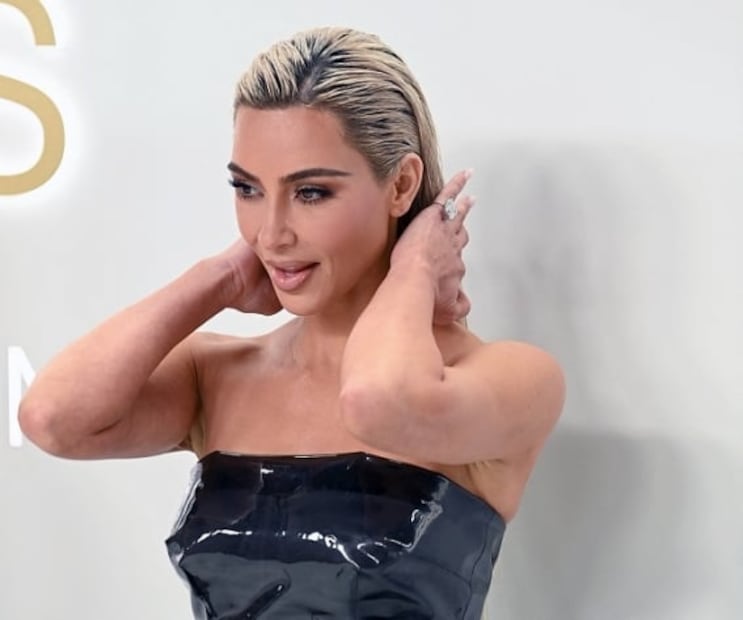 Kim Kardashian derrocha sensualidad en vestido semitransparente de látex