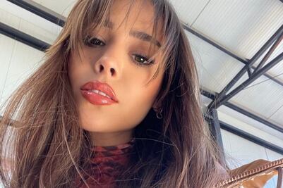 Danna Paola luce el pants falda más original del momento