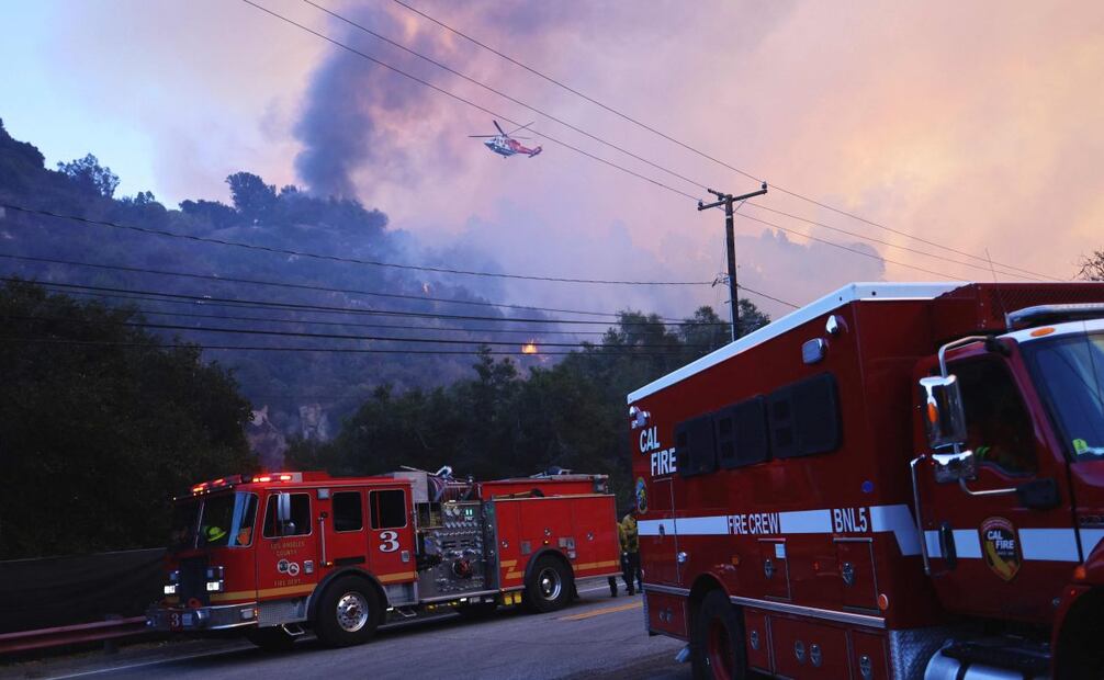  brigadas de bomberos se preparan mientras el incendio de Palisades se extiende hacia las montañas en un incendio impulsado por el viento en Topanga. (09/01/25) Fotos: AFP