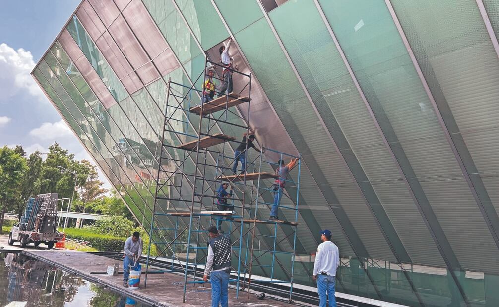 Tras los daños en la fachada y la entrada del Museo Universitario Arte Contemporáneo (MUAC) del Centro Cultural de la UNAM, hay equipos de personas trabajando a toda marcha para arreglar el inmueble antes de que el recinto abra sus puertas de nuevo; para borrar esas pintas utilizan una estopa y producto con una base cítrica. FOTOS: BERENICE FREGOSO. EL UNIVERSAL