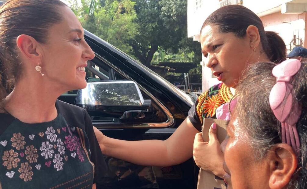 En Ometepec, una mujer se acercó a la presidenta Claudia Sheinbaum para entregarle un presente, supuestamente a nombre del exgobernador Ángel Aguirre este 24 de agosto de 2025. Foto: Especial