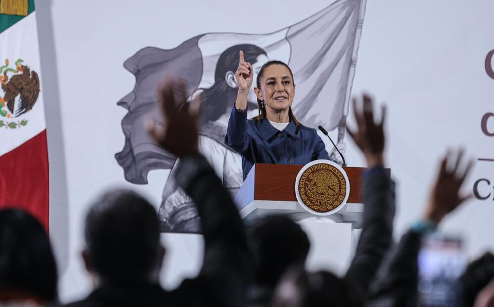 La presidenta Claudia Sheinbaum reveló que será La Arrolladora Banda El Limón la que se presentarán en el Zócalo de la Ciudad de México en la verbena popular el próximo 16 de septiembre por el Grito de Independencia. Foto: Gabriel Pano/EL UNIVERSAL