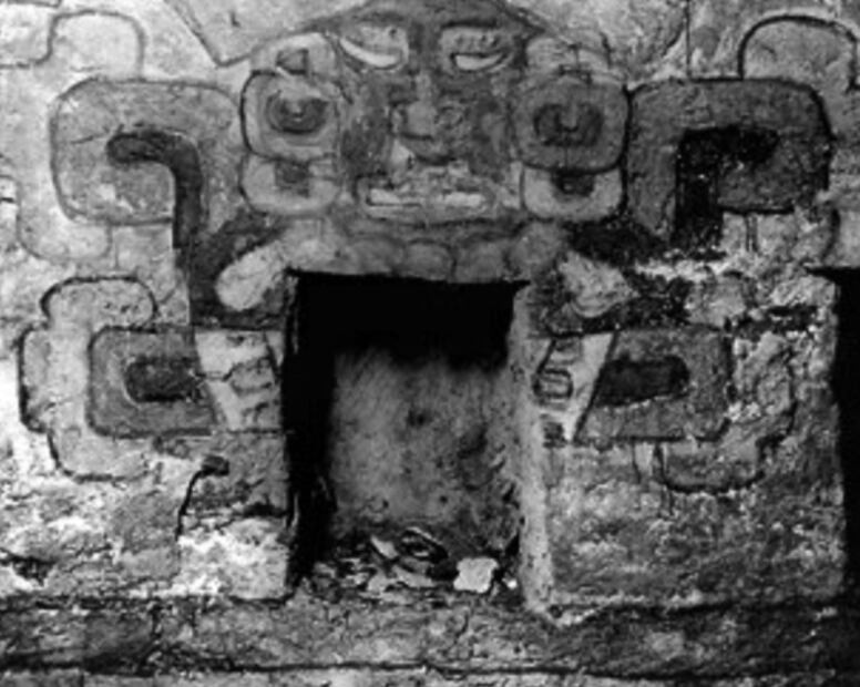 Un ídolo, un penacho y coloridos jeroglíficos: el hermoso hallazgo de tumba de Monte Albán