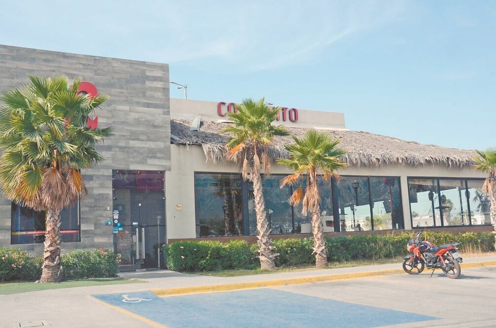 Tiendas de autoservicio y plazas comerciales de Monterrey estuvieron desoladas en el primer día de la aplicación de las medidas restrictivas que implementó el gobierno de Nuevo León para frenar la ola de contagios en el estado. Foto: EMILIO VÁSQUEZ