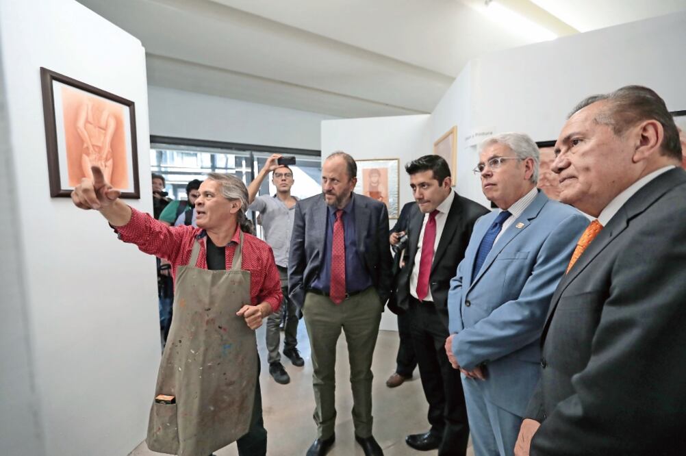 El secretario de Cultura, Eduardo Vázquez (atrás), en el recorrido. (Alejandro Acosta. El Universal)