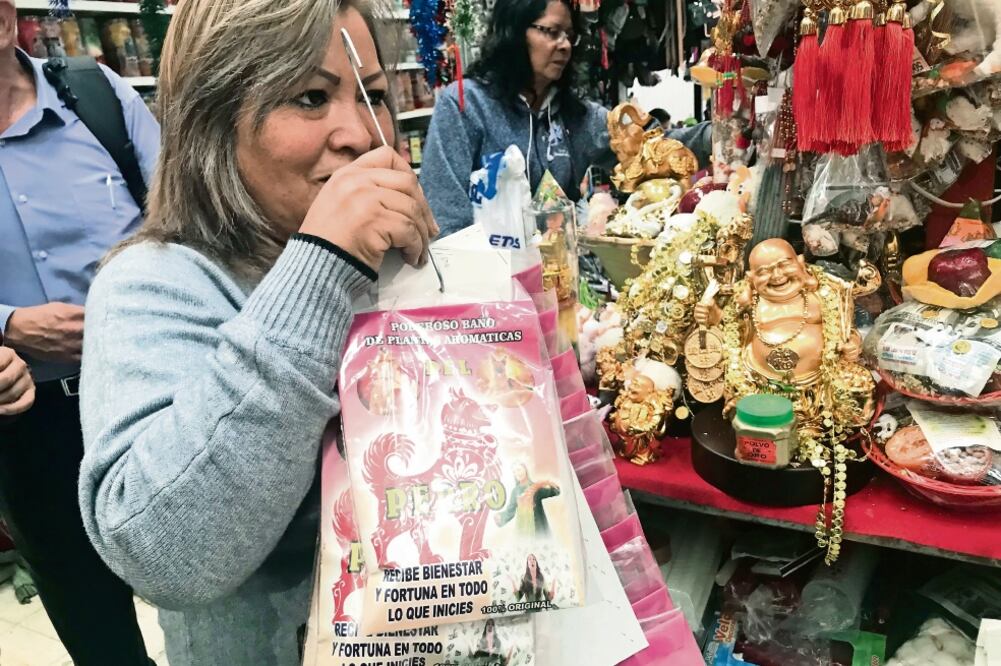 La mujer es una de las practicantes más longevas de la magia blanca que existen en Toluca, tiene su negocio en el mercado 16 de Septiembre. (CORTESÍA)