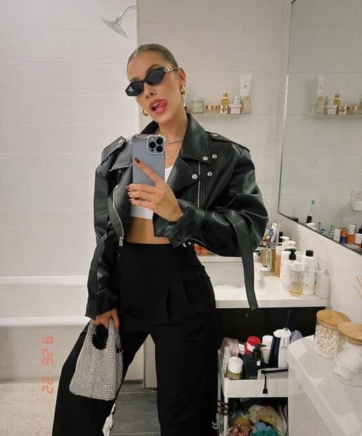 Cómo llevar prendas de efecto piel igual que las famosas