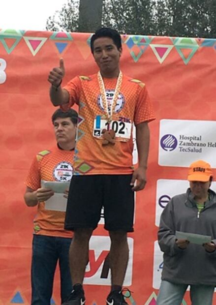 Tarahumara ganador de maratón diseña su propia medalla