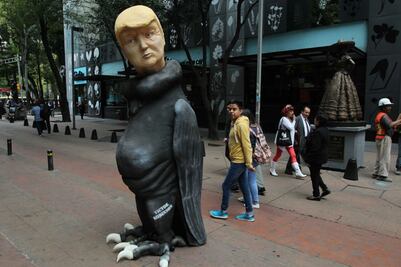 Develan en Reforma escultura en rechazo a Donald Trump
