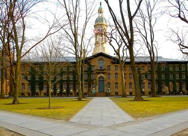 Universidad de Princeton suspende becas de investigación por recortes de Trump; institución indica que "cumplirá con la ley"