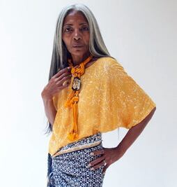 Rihanna elige a modelo de 68 años para su colección con Fenty