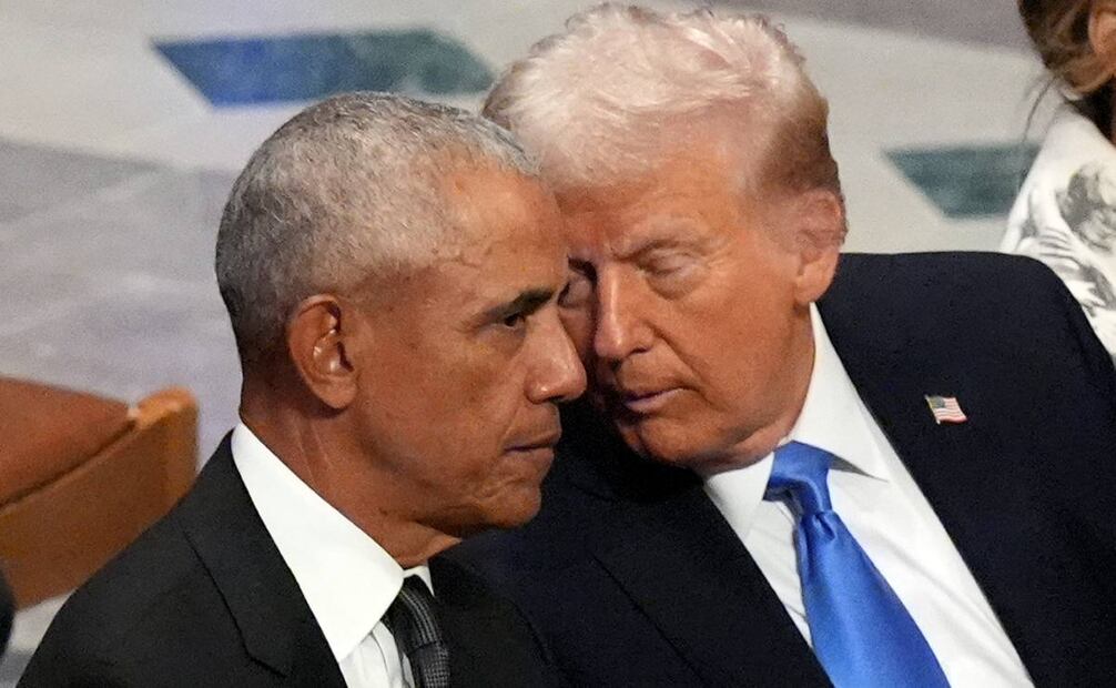 El expresidente Barack Obama habla con el presidente electo Donald Trump antes del funeral de estado del expresidente Jimmy Carter en la Catedral Nacional de Washington en Washington, el jueves 9 de enero de 2025. Foto: AP