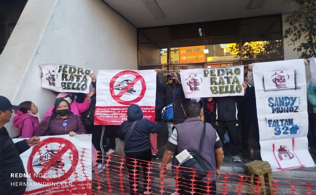 “Los vecinos unidos del Capulín”, protestan por daños del Tren Interurbano; bloquean acceso a la Sobse. Foto: Especial