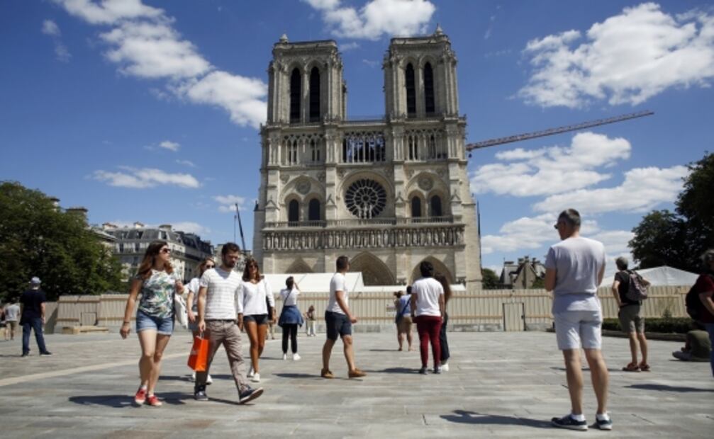 Reabren explanada de Notre Dame en París, cerrada desde el incendio