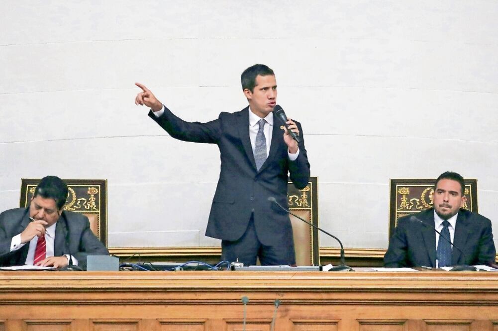 Juan Guaidó, proclamado presidente interino, ayer ante la Asamblea Nacional, en Caracas. Dijo que hoy presentará los detalles de la Operación Libertad. Foto: IVAN ALVARADO. REUTERS