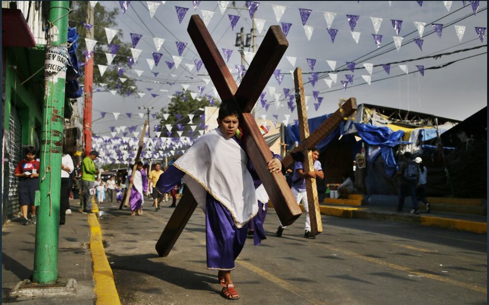 Nazarenos recorren las calles de Iztapalapa durante la 182 Representación de la Pasión de Cristo en Iztapalapa, el viernes 18 de abril de 2025. Foto: Darío Luna / EL UNIVERSAL