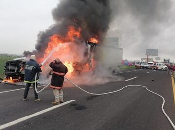 Se incendia tráiler sobre la autopista México-Pachuca y provoca caos vial