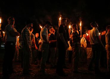 Piden a "nazis" y supremacistas no usar antorchas Tiki en sus protestas