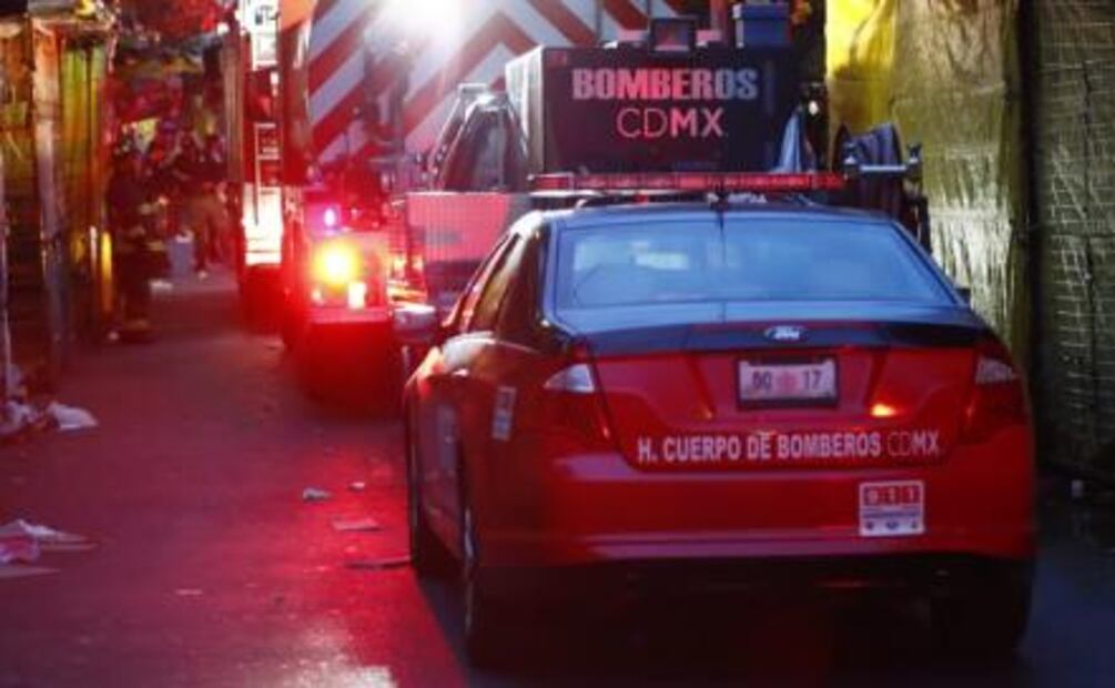 Mueren dos menores y su papá en incendio de la Merced
