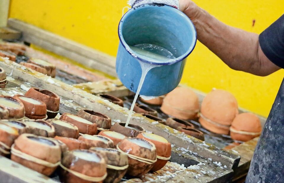 Para la elaboración de este tradicional dulce sólo se necesita agua y azúcar, se ponen a hervir y luego se vierte en moldes de barro. Foto: Omar Contreras / El Universal