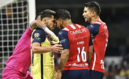 Dos posibles rojas perdonadas a Chivas desatan la polémica en el Clásico Nacional