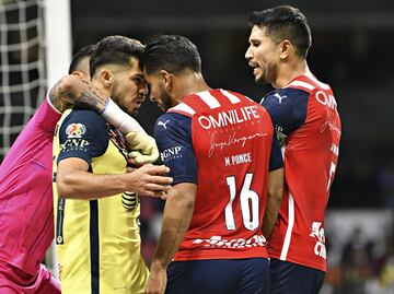 Dos posibles rojas perdonadas a Chivas desatan la polémica en el Clásico Nacional