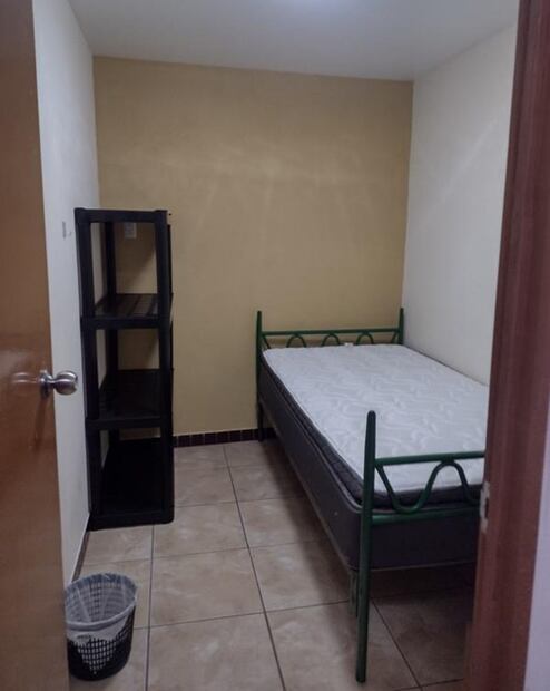 Algunos de los cuartos que se ofertan, como el que se aprecia en la imagen, son muy pequeños y carecen de baño propio. Foto: Jessica López
