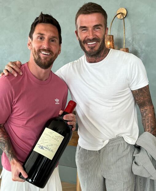 David Beckham le regaló una botella de vino gigante a Messi / Foto: Especiales