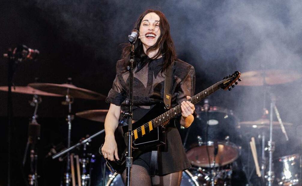 La cantante ST. Vincent abre el concierto de Olivia Rodrigo en el GNP. (03/04/2025) Foto: Yaretzy M. Osnaya | El Universal