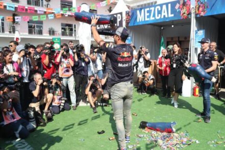Ricciardo y Verstappen se divierten con piñatas previo al GP de México