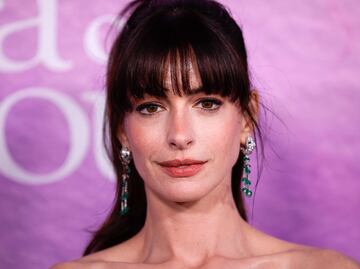 Anne Hathaway luce deslumbrante vestido rojo Versace
