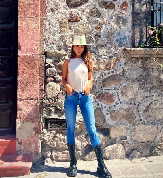 Eiza González pasea por San Miguel en skinny y botas militares