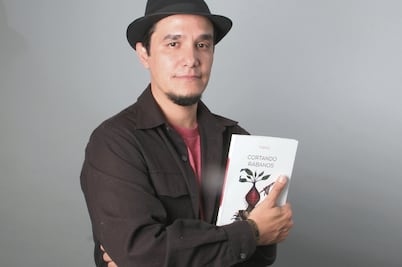 Combina el trabajo musical con poesía