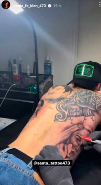 Al estilo de Nodal; Santa Fe Klan se tatúa rostro de su novia, Maya Nazor
