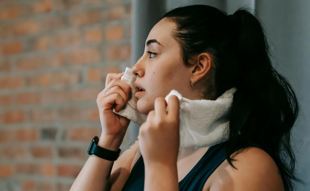 El sudor y la fricción pueden afectar el cabello cuando te ejercitas. Foto: Pexels