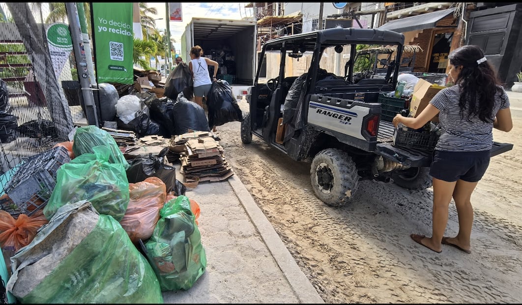 Una vez al mes pobladores voluntarios, estudiantes y comerciantes participan en cuadrillas de limpieza para recolectar basura en la isla de Holbox, Quintana Roo. Foto: Adriana Varillas/EL UNIVERSAL